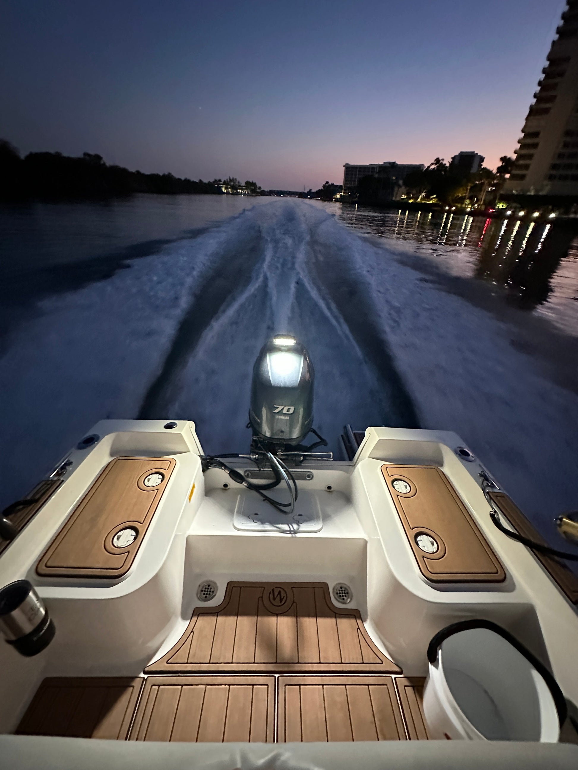 E-Sea Light- Suction Mounted Waterproof Floodlight - Keep Casting Fishing & Outdoors
